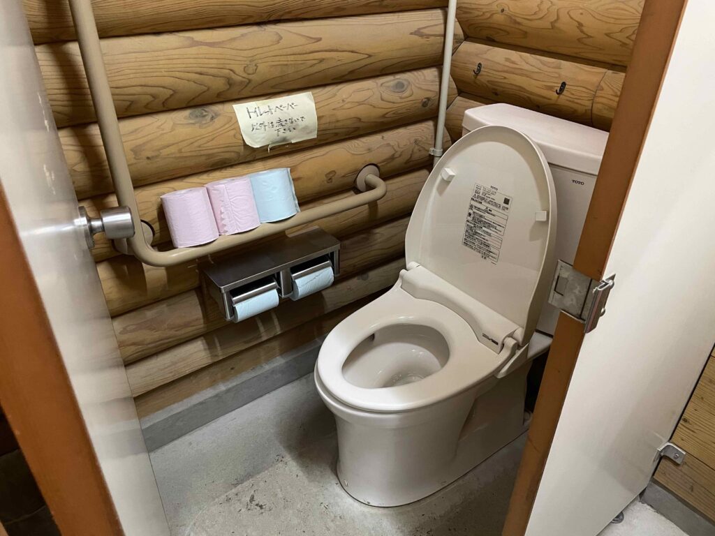 吉野山キャンプ場トイレ
